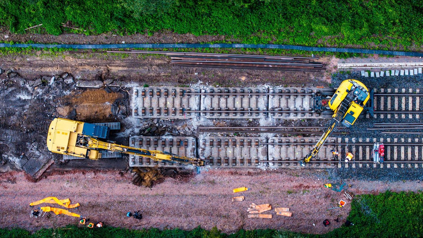 Pendler müssen weiter Geduld beweisen: Die Sanierung der Strecke Hamburg-Berlin verzögert sich. (Archivbild) Foto: Jens Büttner/