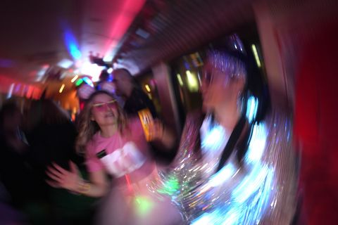 Am Wochenende tanzten und feierten viele Leute zu Karnevalsmusik. Foto: Marcus Brandt/dpa