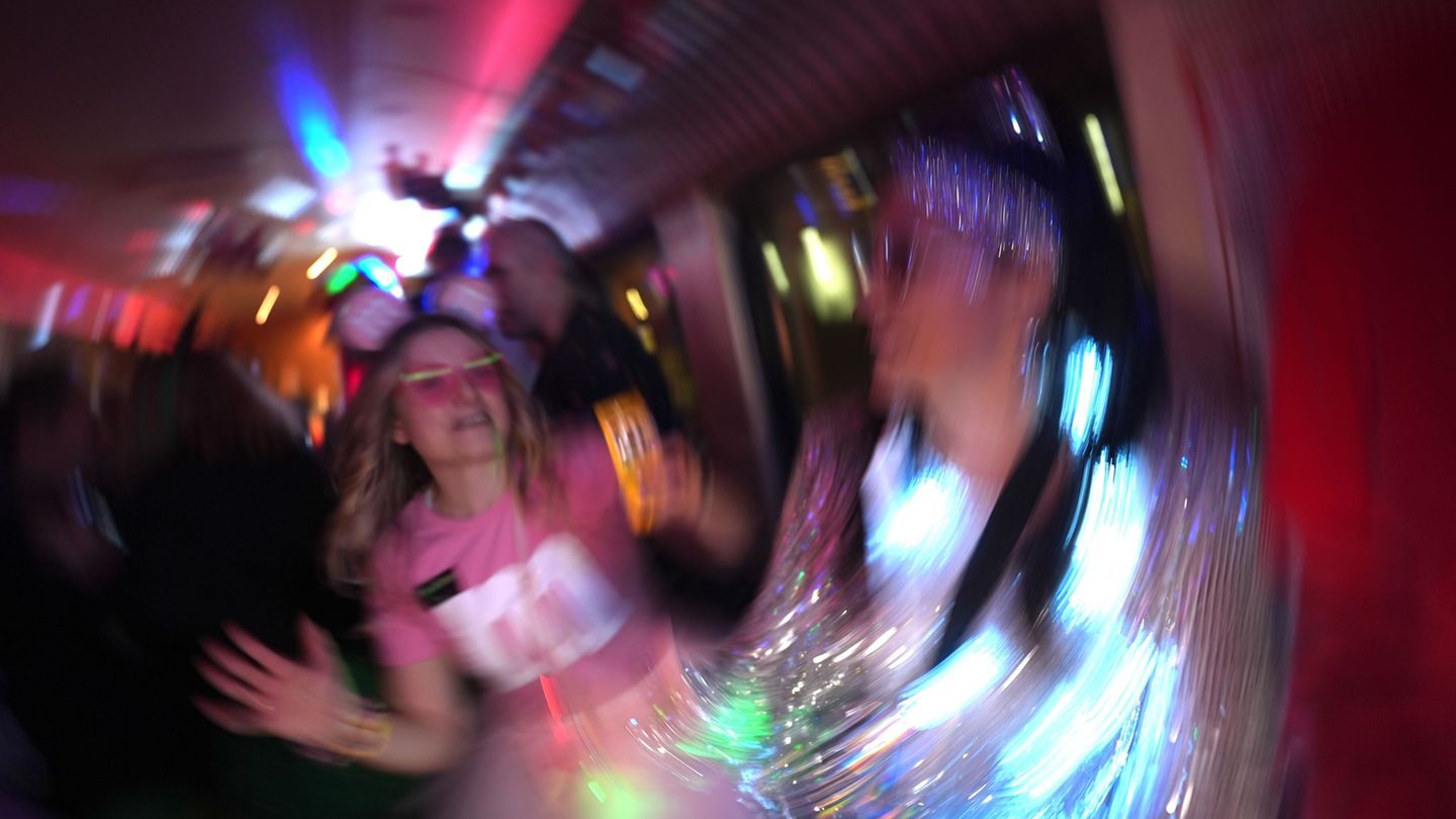 Am Wochenende tanzten und feierten viele Leute zu Karnevalsmusik. Foto: Marcus Brandt/dpa