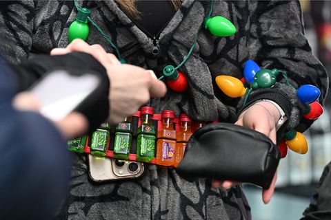 Viel Alkohol wird sichergestellt und vernichtet. Foto: Michael Brandt/dpa