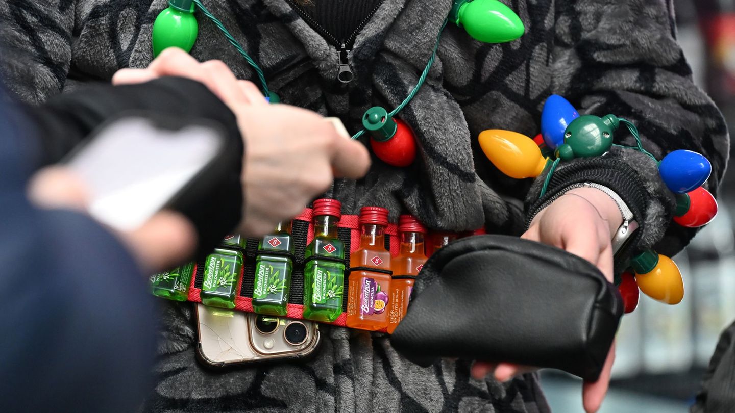 Viel Alkohol wird sichergestellt und vernichtet. Foto: Michael Brandt/dpa
