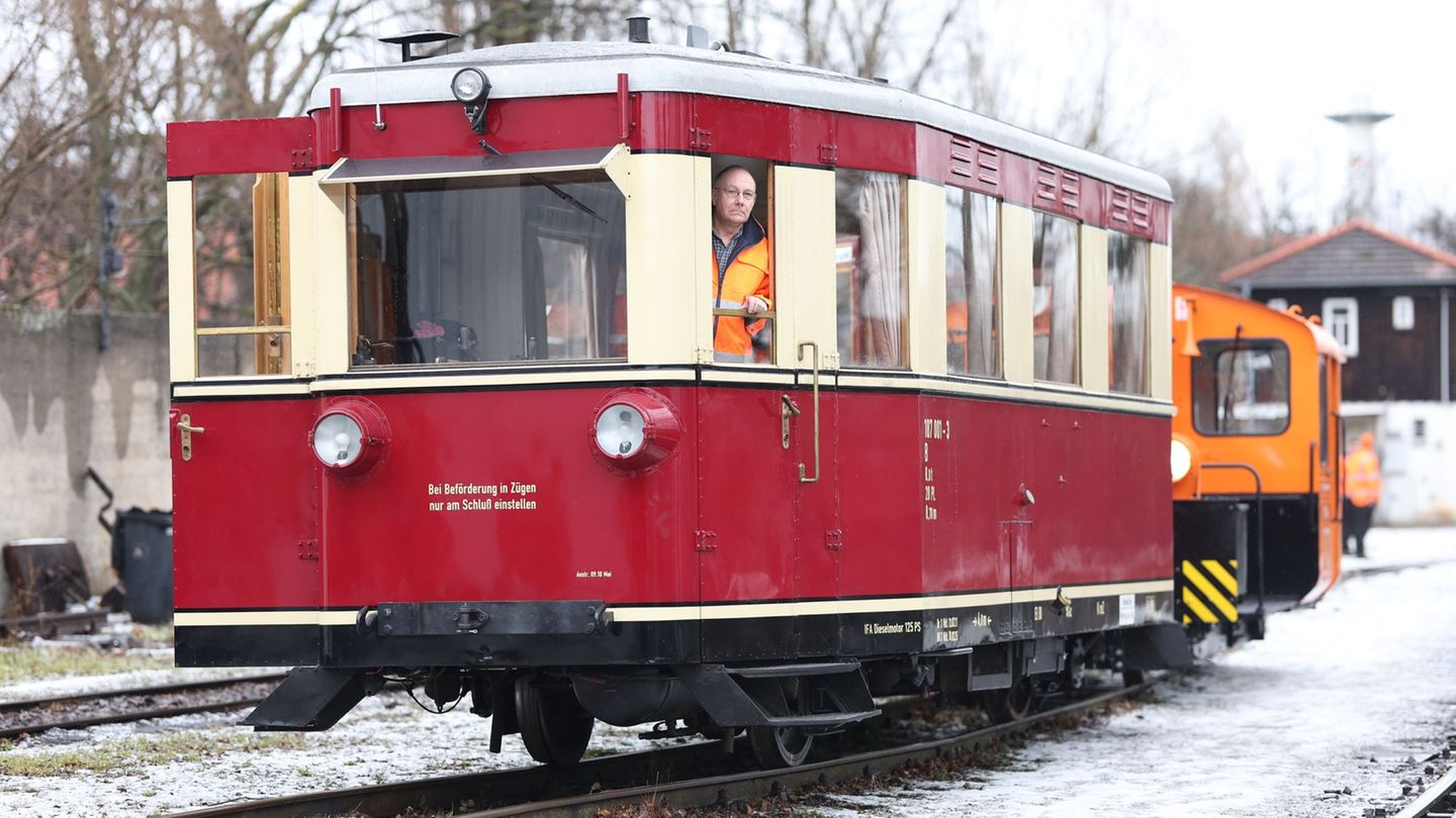 Die Zukunft des Triebwagens "T1" der Harzer Schmalspurbahnen ist ungewiss. Foto: Matthias Bein/dpa