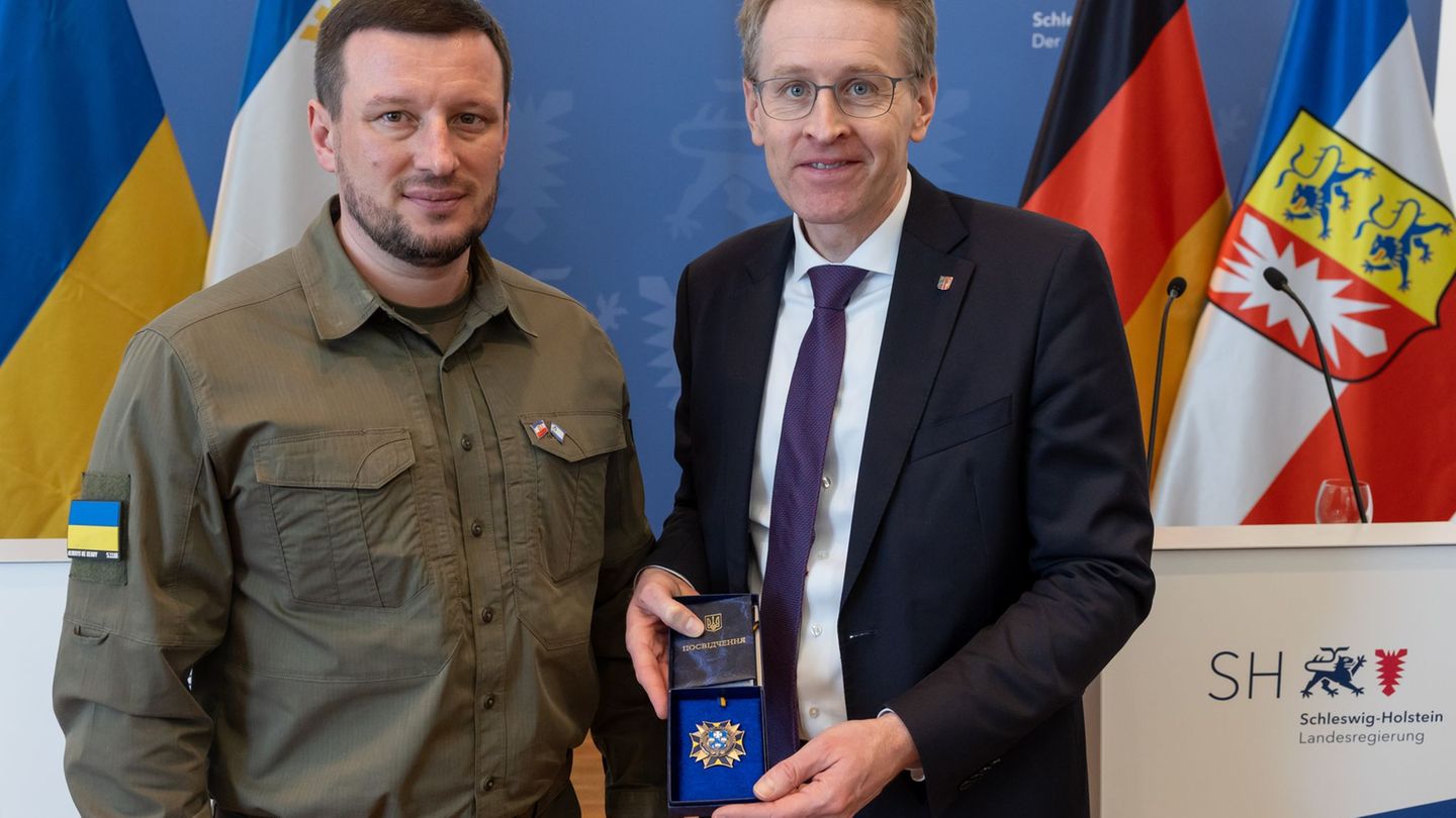 Ein Orden für Daniel Günther (rechts, CDU), übergeben von Chersons Gouverneur Oleksandr Prokudin. Foto: Ulrich Perrey/dpa