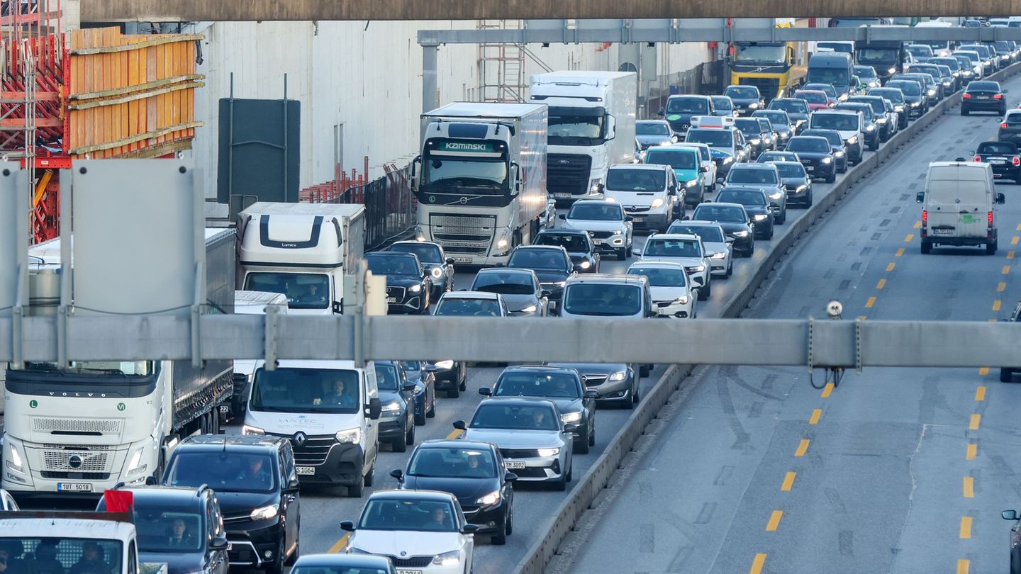 Die Autofahrer im Raum Hamburg erwartet von Freitagmorgen bis Montagabend eine besonders schwierige Verkehrslage in Hamburg. Fot