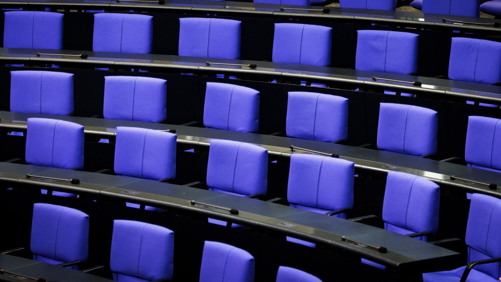 Durch die Wahlrechtsreform schrumpfte der Bundestag zwar wie erwünscht, aber mit einer fragwürdigen Folge (Symbolbild)