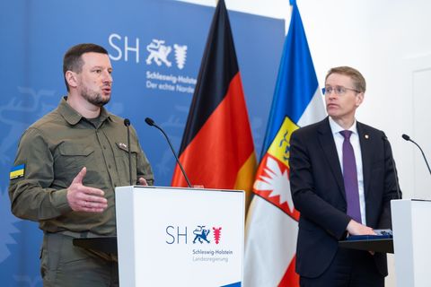 Chersons Gouverneur Oleksandr Prokudin (l.) und Schleswig-Holsteins Ministerpräsident Daniel Günther (CDU) nach dem Treffen in K