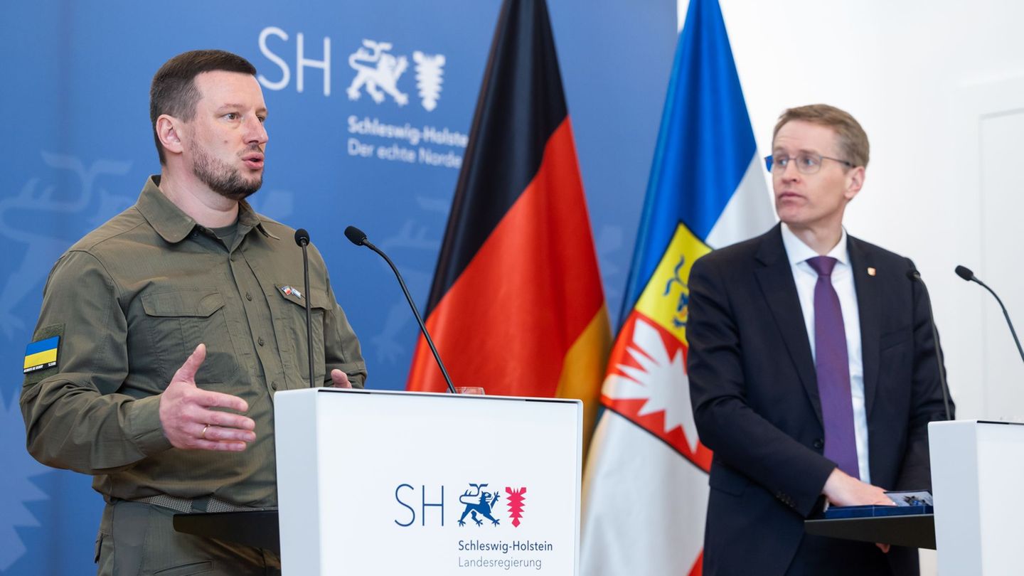 Chersons Gouverneur Oleksandr Prokudin (l.) und Schleswig-Holsteins Ministerpräsident Daniel Günther (CDU) nach dem Treffen in K