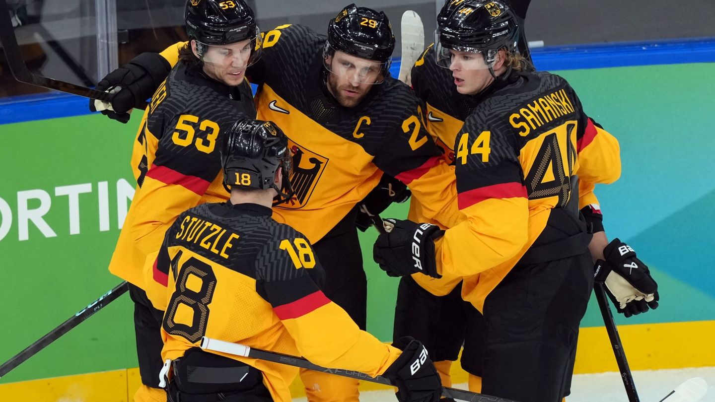 Deutschlands Eishockey-Cracks stehen im Olympia-Viertelfinale gegen die Slowakei. Foto: Carolyn Kaster/AP/dpa