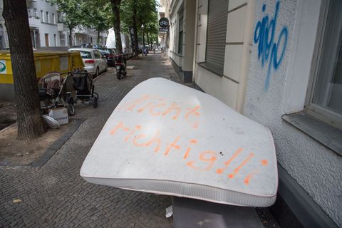 Der Berliner Senat will, dass gegen illegalen Müll konsequent vorgegangen wird. (Archivbild) Foto: Jörg Carstensen/dpa