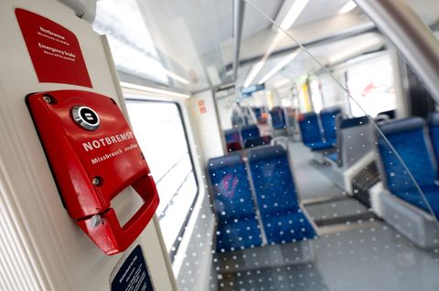 Ohne ersichtlichen Grund soll der Mann die Notbremse gezogen haben. (Symbolbild) Foto: Sven Hoppe/dpa