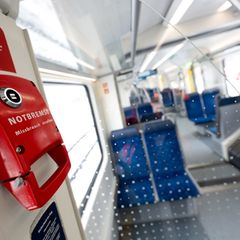 Ohne ersichtlichen Grund soll der Mann die Notbremse gezogen haben. (Symbolbild) Foto: Sven Hoppe/dpa