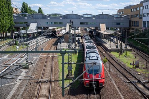 Berlin und Brandenburg führen das Azubi-Ticket wieder ein. (Symbolbild) Foto: Monika Skolimowska/dpa