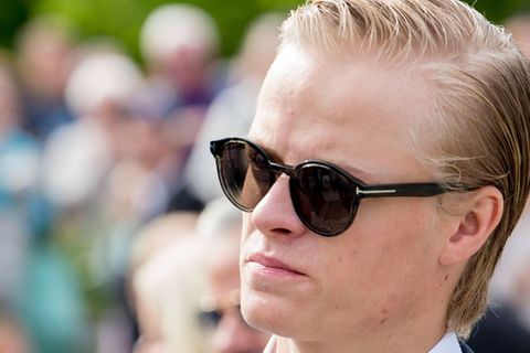 Marius Borg Høiby stammt aus einer früheren Beziehung von Mette-Marit mit Morten Borg. Rund zwei Jahre nach seiner Geburt lern