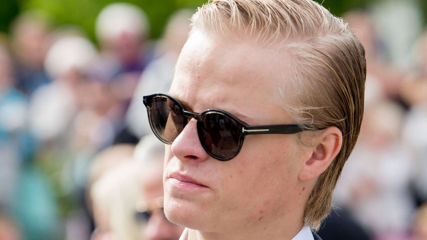 Marius Borg Høiby stammt aus einer früheren Beziehung von Mette-Marit mit Morten Borg. Rund zwei Jahre nach seiner Geburt lern