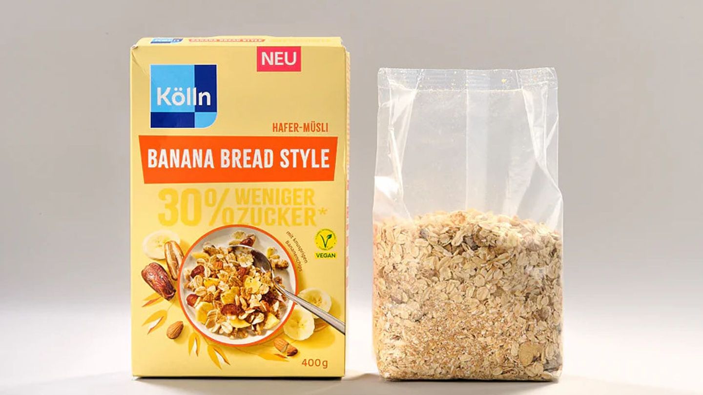 Die Tüte in der Verpackung von Kölln Müsli Banana Bread Style ist etwa bis zur Hälfte gefüllt.