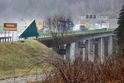 In den Tunneln an der Thüringer-Wald-Autobahn werden am Donnerstag Fahrspuren gesperrt. (Archivbild) Foto: Michael Reichel/ZB/dp
