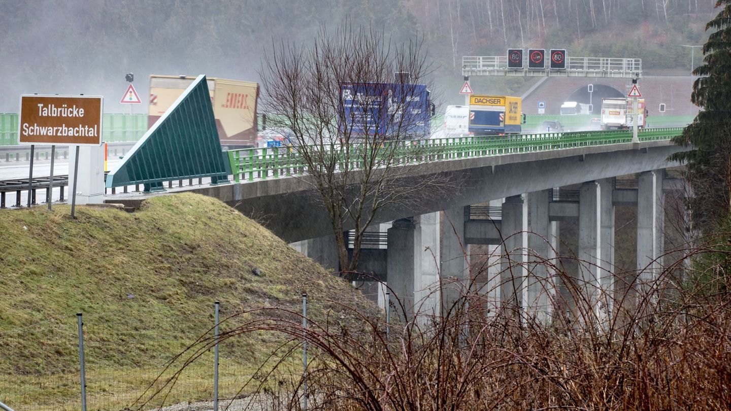 In den Tunneln an der Thüringer-Wald-Autobahn werden am Donnerstag Fahrspuren gesperrt. (Archivbild) Foto: Michael Reichel/ZB/dp
