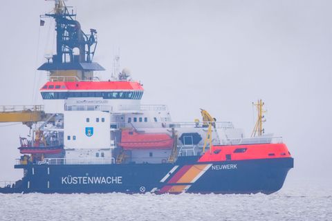 Das Mehrzweckschiff "Neuwerk" hat einen Schaden an einem der Hauptgeneratoren. (Archivbild) Foto: Jens Büttner/dpa
