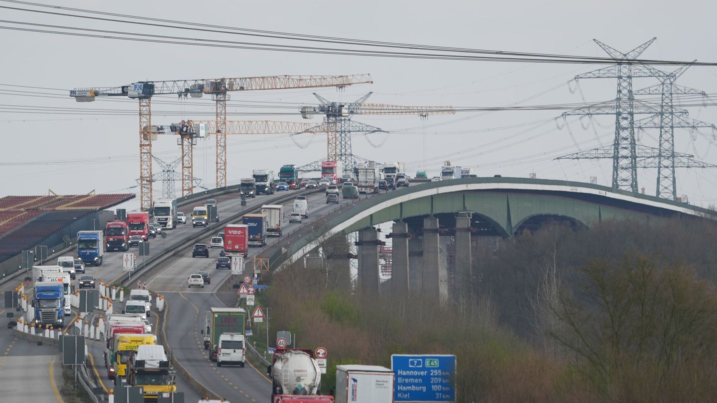 Derzeit ist der Verkehr auf der Rader Hochbrücke eingestellt. (Archivbild/llustration) Foto: Marcus Brandt/dpa