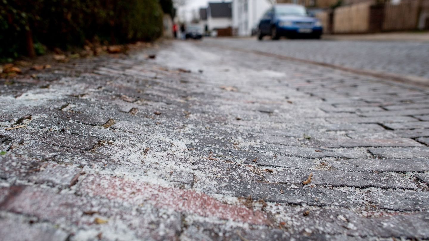 Streusalz wird vielerorts knapp. (Symbolbild) Foto: Hauke-Christian Dittrich/dpa