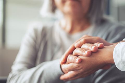 Auch Angehörige, die einen Menschen pflegen, brauchen eine Pause.