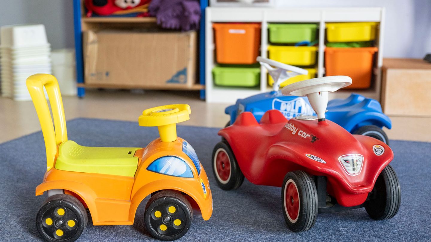 Die Kita-Inhaberin bemerkte laut Polizei am Montagfrüh, dass die Bobbycars fehlen. (Symbolbild) Foto: Christophe Gateau/dpa