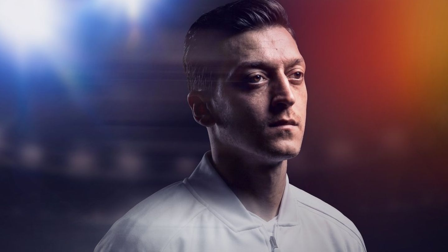 "Mesut Özil - zu Gast bei Freunden" rekonstruiert den Aufstieg und Fall des Ausnahme-Fußballers.
