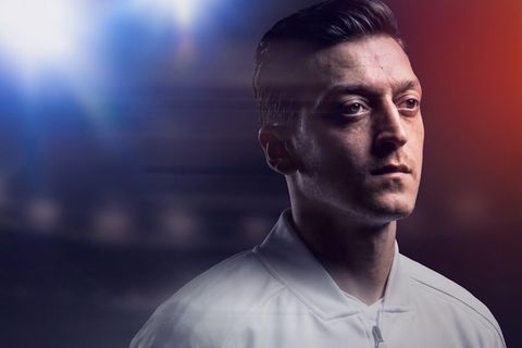"Mesut Özil - zu Gast bei Freunden" rekonstruiert den Aufstieg und Fall des Ausnahme-Fußballers.