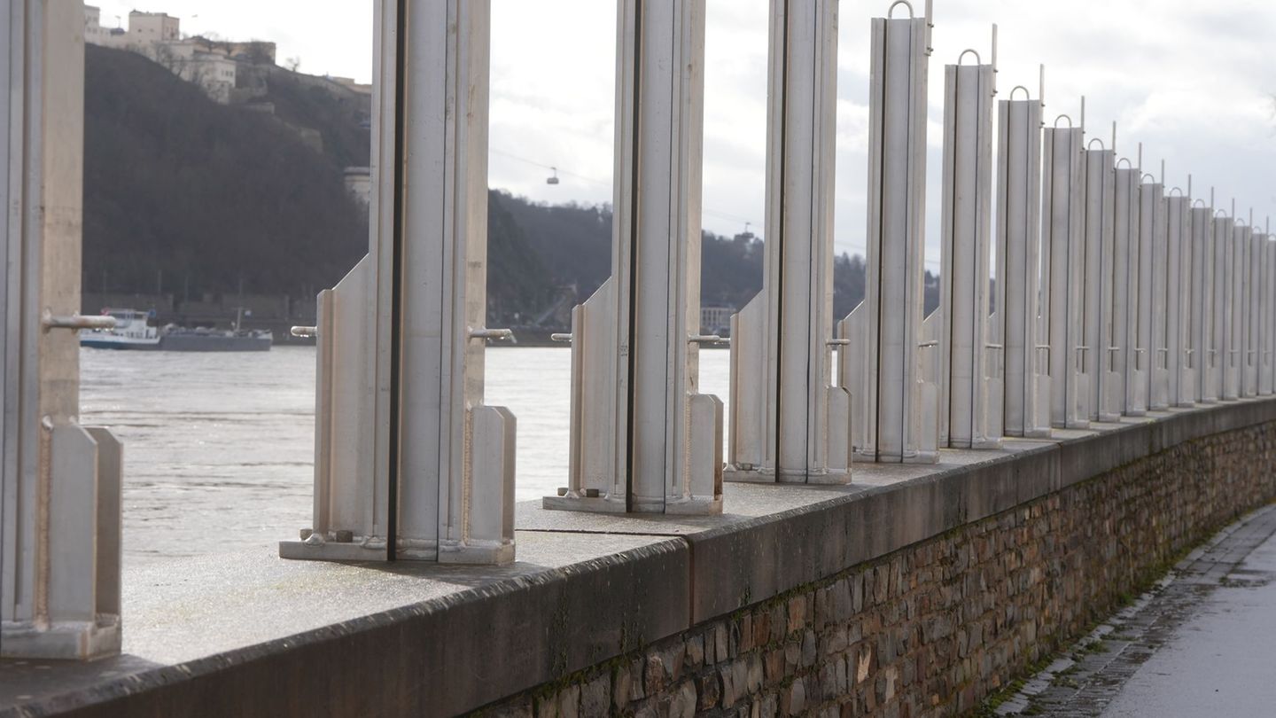 Die Feuerwehr hat die Wasserstände im Blick. (Archivbild) Foto: Thomas Frey/dpa