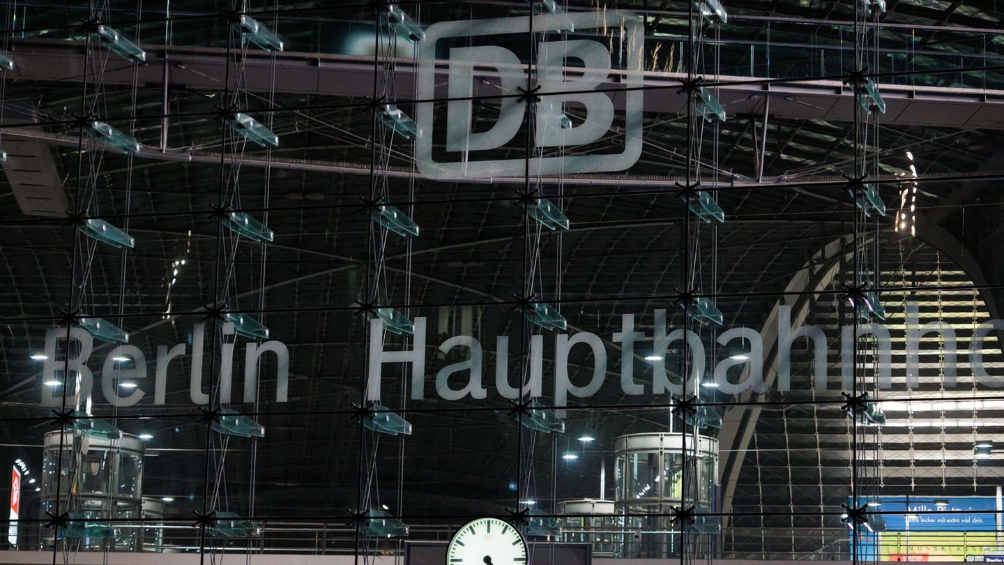 Rund sechs Monate nach einem Messerangriff gegen einen 42-jährigen Bahnreisenden hat der mutmaßliche Täter vor dem Berliner Land