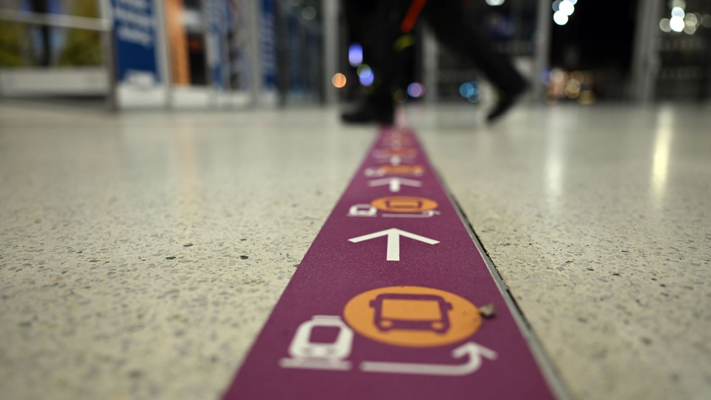 Fahrgäste der Lahn-KInzig-Bahn müssen umsteigen. Foto: Federico Gambarini/dpa