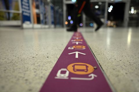 Fahrgäste der Lahn-KInzig-Bahn müssen umsteigen. Foto: Federico Gambarini/dpa