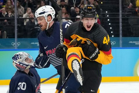 Das deutsche Eishockeyteam um Torschütze Joshua Samanski jubelt über den Viertelfinal-Einzug bei Olympia. Foto: Carolyn Kaster/A