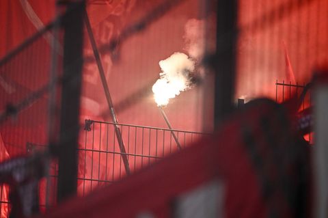 Der DFB bestraft den FC Bayern für Fehlverhalten Münchner Anhänger. (Archivbild) Foto: Harry Langer/dpa