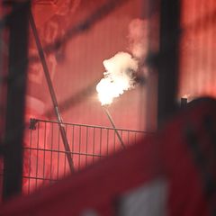 Der DFB bestraft den FC Bayern für Fehlverhalten Münchner Anhänger. (Archivbild) Foto: Harry Langer/dpa