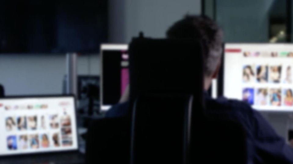 Mann sitzt vor dem Computer