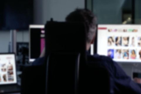 Mann sitzt vor dem Computer