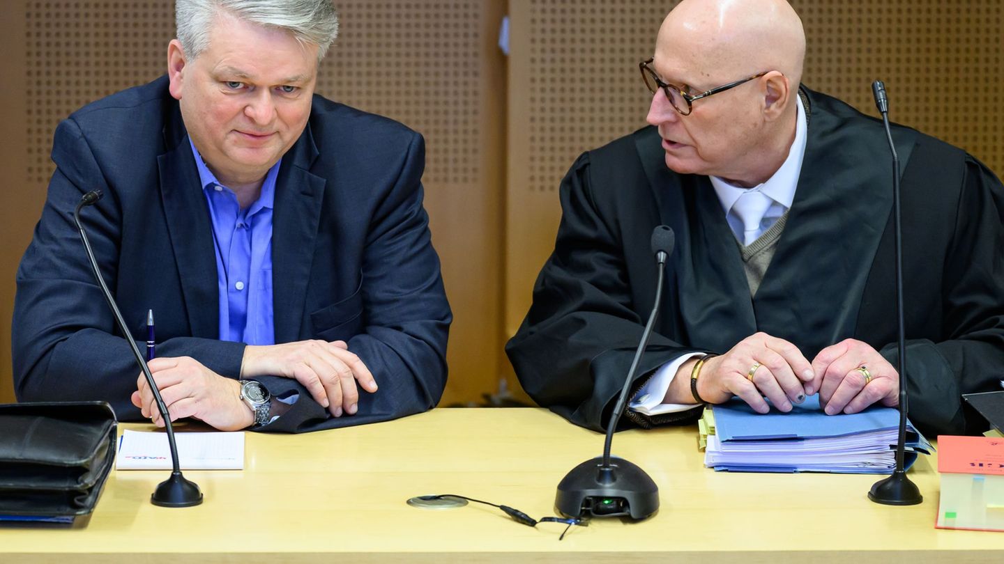 Wilko Möller soll bewusst verbotene Symbole auf einem seiner Wahlplakate verwendet haben. (Archivbild) Foto: Patrick Pleul/dpa