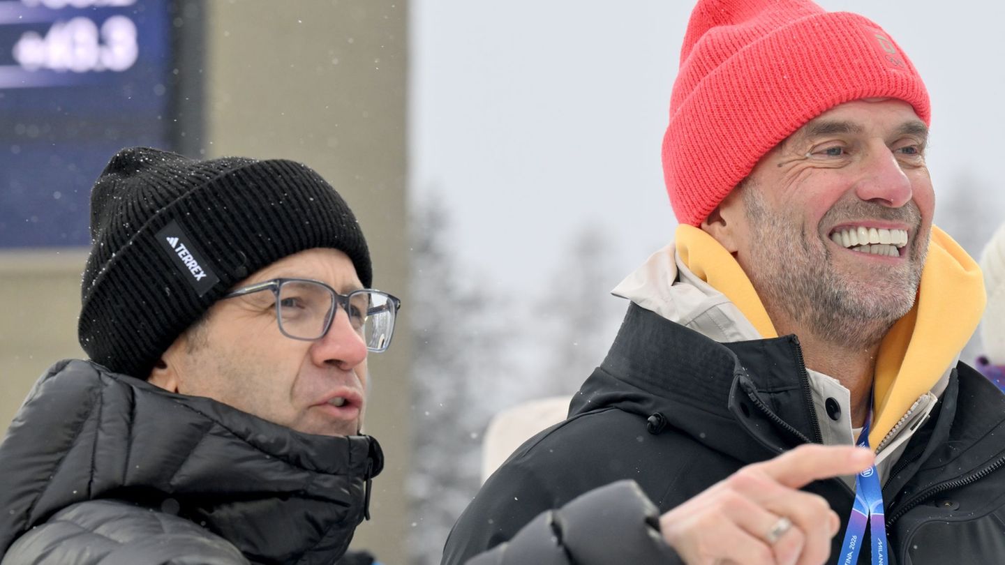 Jürgen Klopp (r) plauderte mit Biathlon-Legende Ole Einar Björndalen. Foto: Hendrik Schmidt/dpa