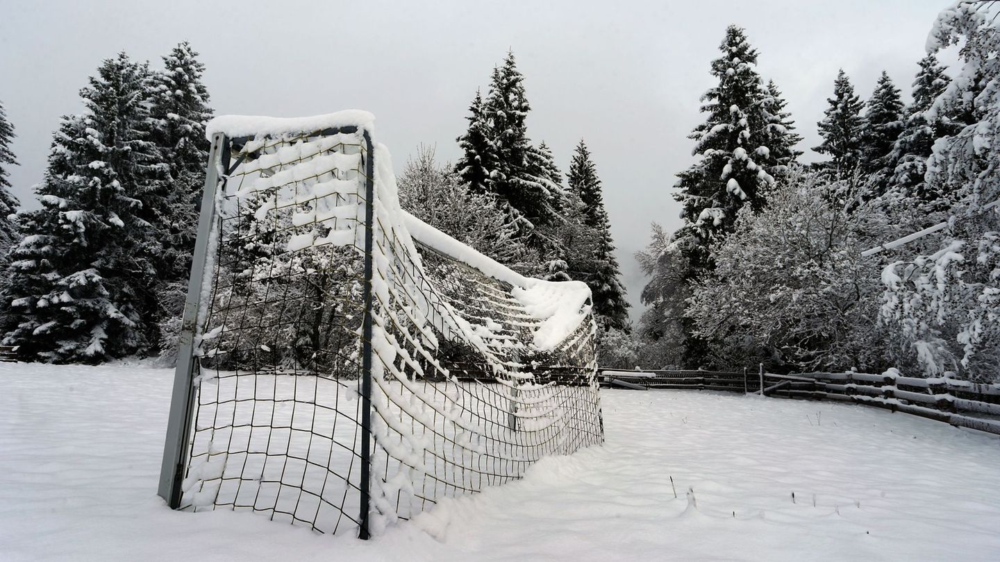 Das Winterwetter sorgt erneut für Spielausfälle im Fußball. (Symbolbild) Foto: Karl-Josef Hildenbrand/dpa