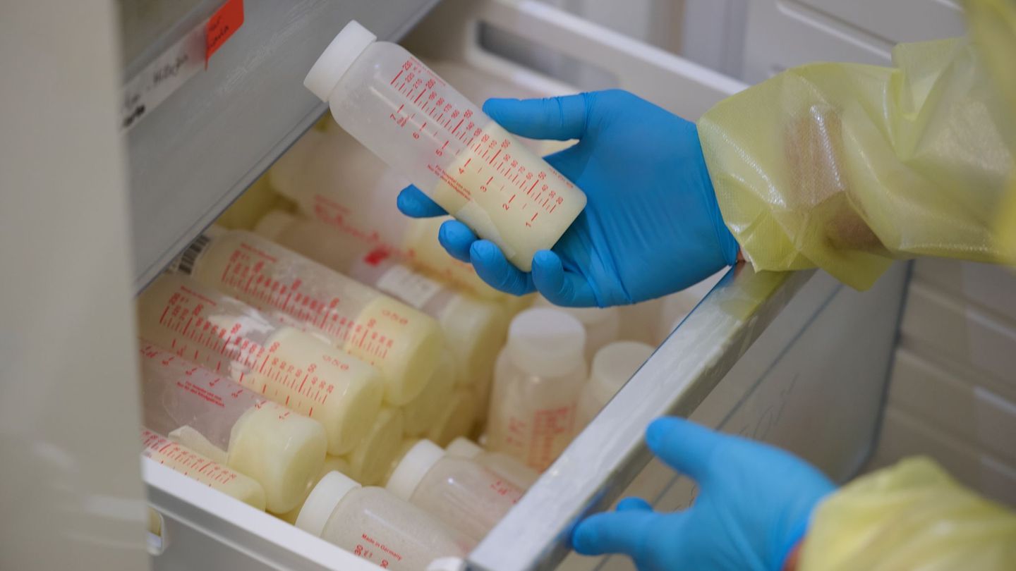Spenden können Mütter, die mehr als 200 Milliliter Muttermilch pro Tag im Überschuss haben. (Symbolbild) Foto: Bernd Thissen/dpa
