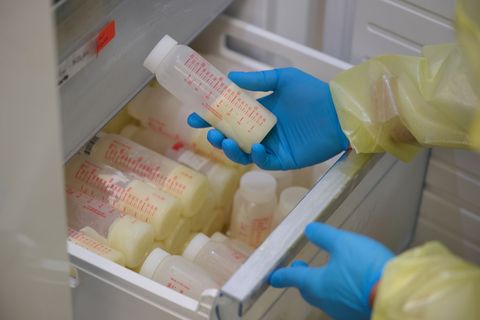 Spenden können Mütter, die mehr als 200 Milliliter Muttermilch pro Tag im Überschuss haben. (Symbolbild) Foto: Bernd Thissen/dpa
