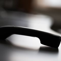 Die Frau glaubte den Betrügern und übergab ihnen gleich dreimal größere Summen Geld. (Symbolbild) Foto: Rolf Vennenbernd/dpa