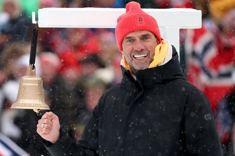 Jürgen Klopp an der Glocke bei Olympia in Antholz