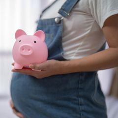 Elterngeld: Schwangerer Bauch mit Sparschwein