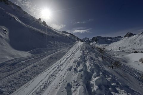 Eine Lawine hat in den französischen Alpen zwei Skifahrer in den Tod gerissen (Archivbild). Foto: picture alliance / Luca Bruno/