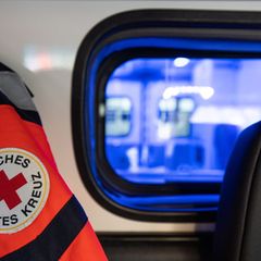 Sanitäter bringen die Fahrerin und Beifahrerin des Lastwagens in ein Krankenhaus. (Symbolbild) Foto: Hannes P Albert/dpa