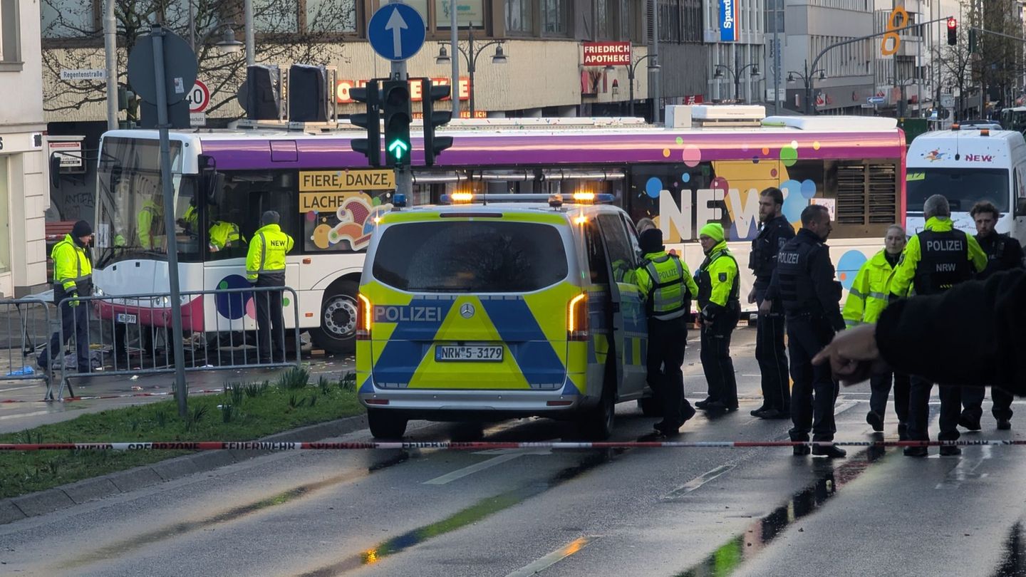 Veilchendienstagszug: Frau gerät bei Karnevalsumzug unter Bus
