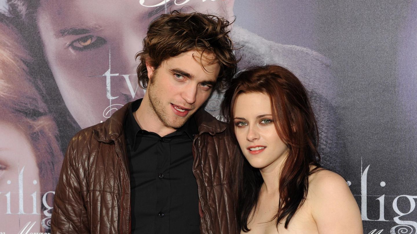 Kristen Stewart und Robert Pattinson vor Filmplakat
