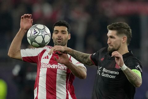 Bayer Leverkusen um Kapitän Robert Andrich (r) ist erneut bei Olympiakos Piräus gefordert. (Archivbild) Foto: Thanassis Stavraki